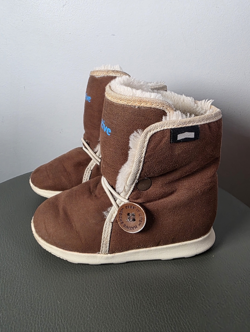Native Shoes Kids Winter Boots Brown Faux Fur Lined Cozy Slip On Boots Size 8